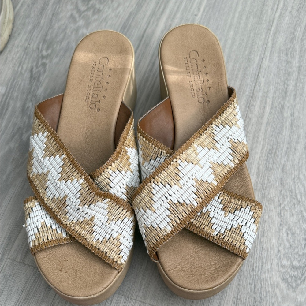 Corral Women's Beige and White Woven Sandals